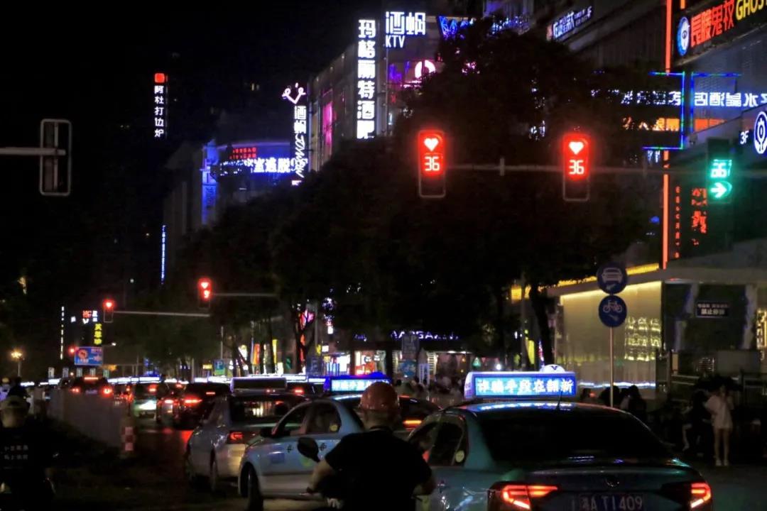七夕長沙，愛心紅綠（lǜ）燈（dēng）正在上演！